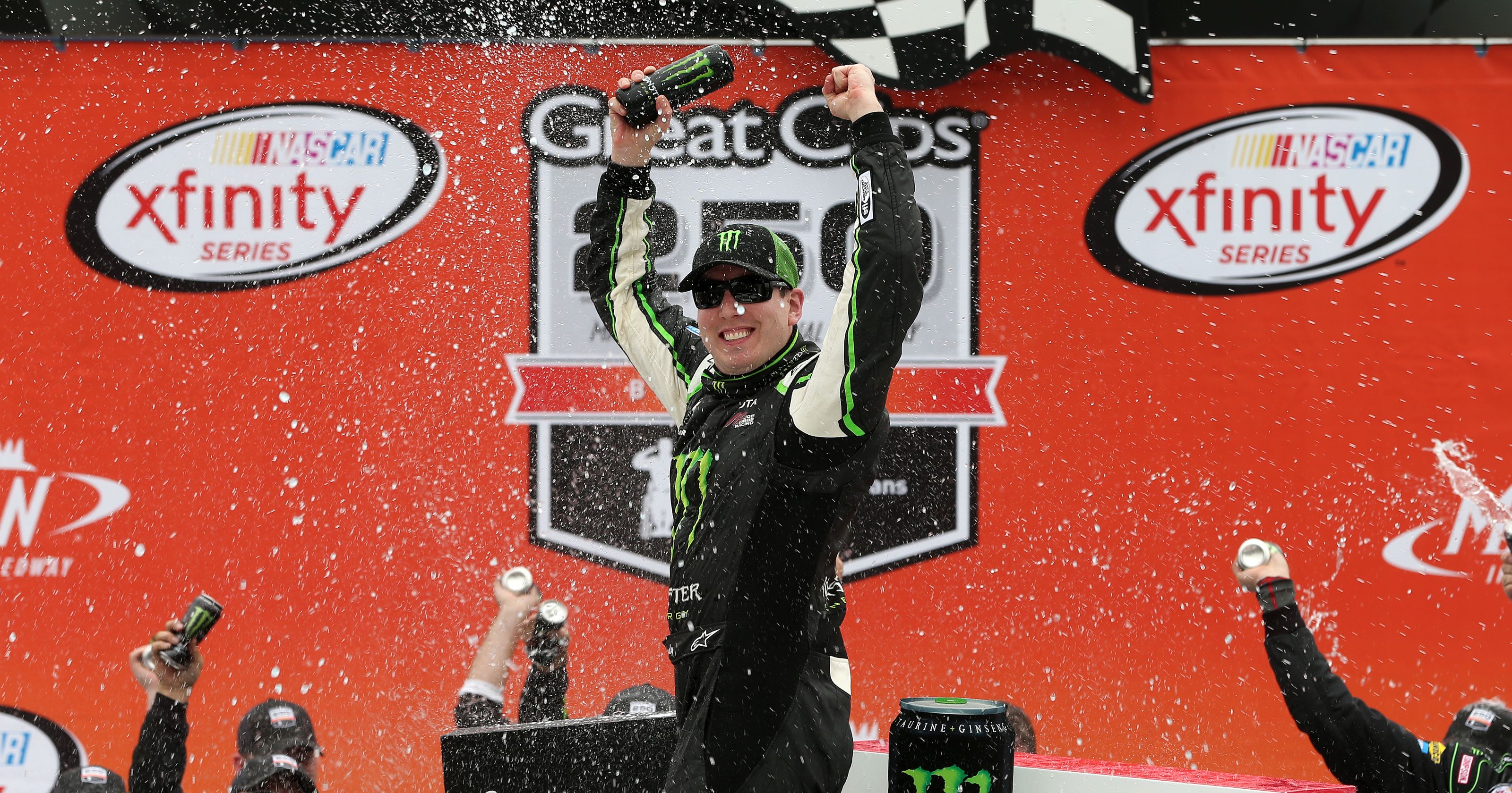 Kyle Bush regresa con el pie derecho a Michigan!