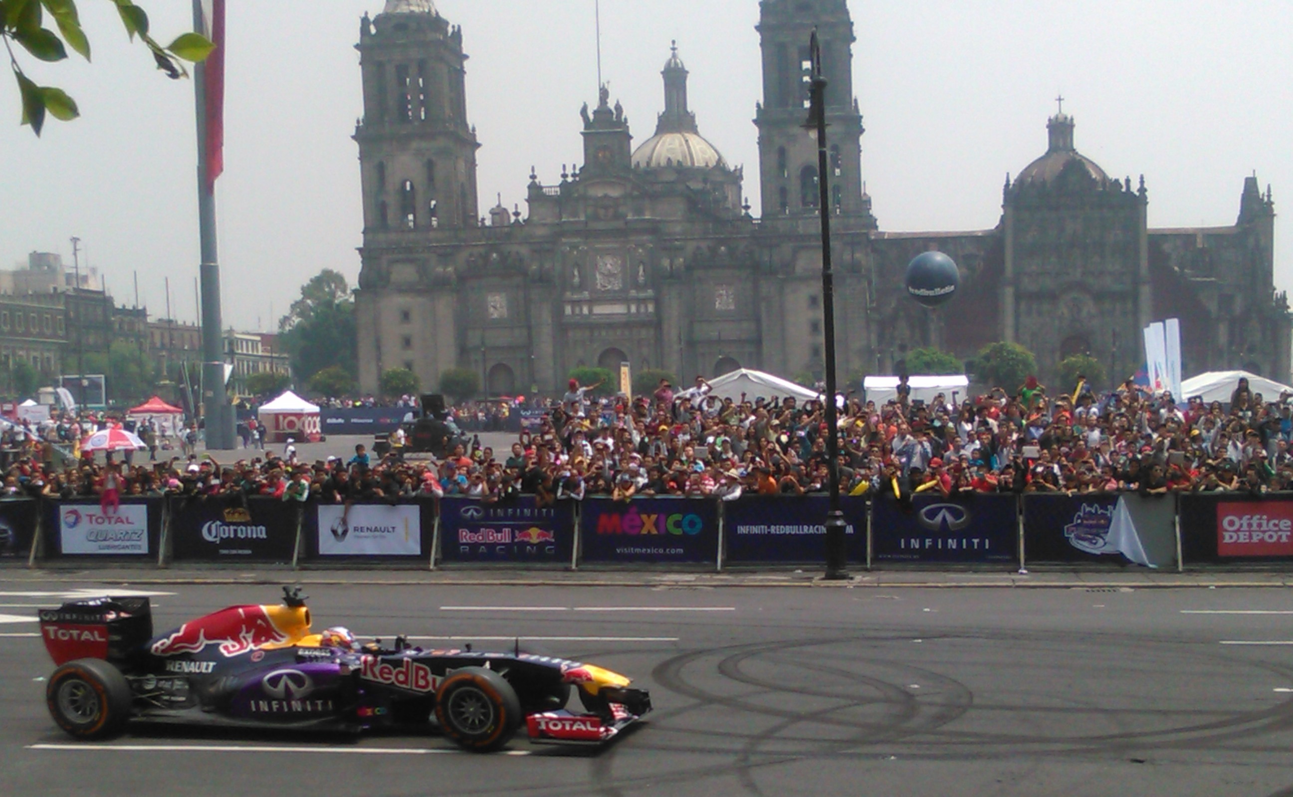 Se vive el Fórmula Uno Show Run en el Zócalo!