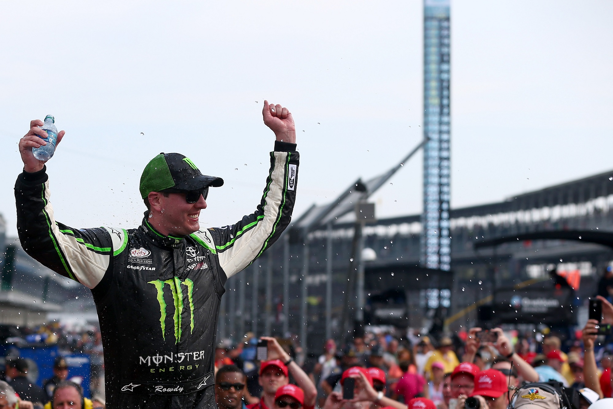 Kyle Busch arrebata la victoria a Ryan Blaney!