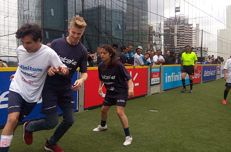Checo y Nico se echan una cascarita en México!