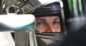 El piloto alemán de Mercedes Nico Rosberg durante un momento de los entrenamientos del Gran Premio de F-1 de Rusia, en Sochi, el 29 de abril de 2016. (Foto AP/Pavel Golovkin)