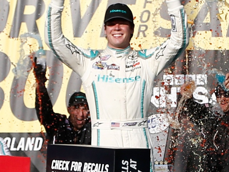Erik Jones se llevó la bandera a cuadros en el Chicagoland Speedway