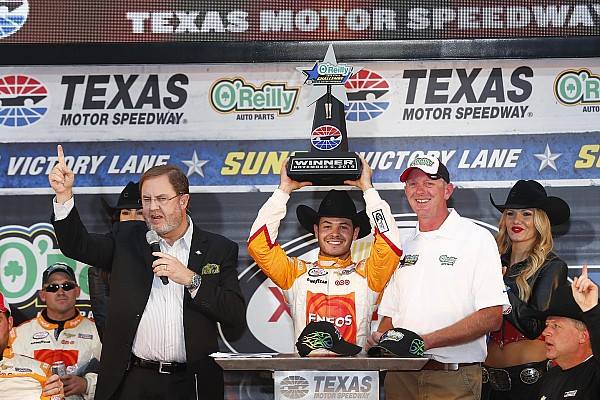 Kyle Larson se llevó la victoria en el Texas Motor Speedway