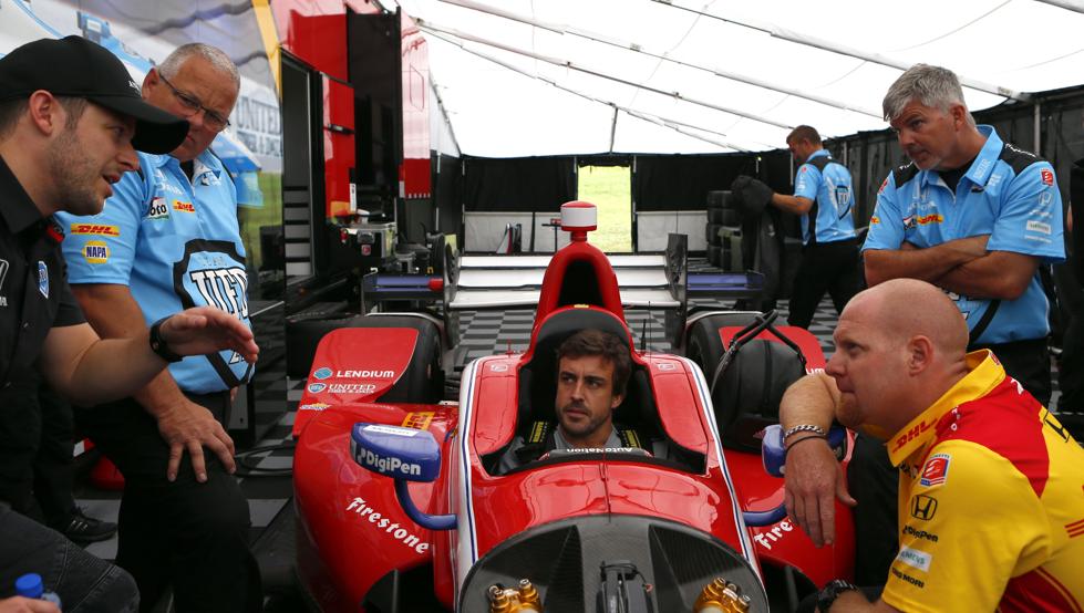 Alonso vivió de cerca la IndyCar