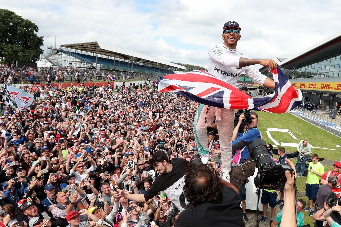 Hamilton triunfa e iguala records en casa!