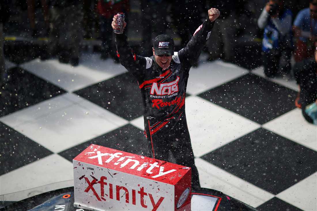 Kyle Busch se lleva  la Zippo 200!