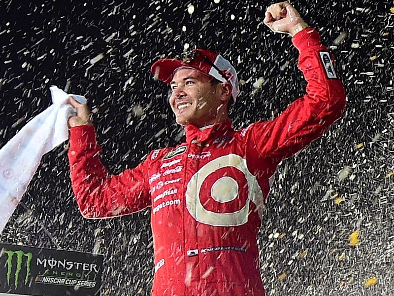 Kyle Larson arrebata la victoria en Richmond!