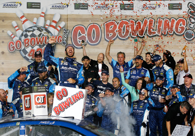 Truex Jr. se lleva su 7ma. victoria del año en Kansas!