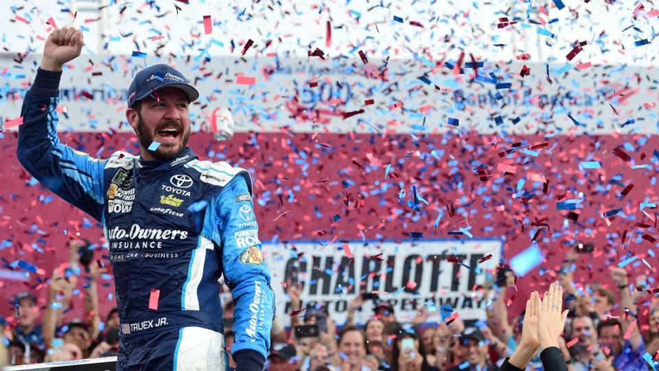 Martin Truex Jr. gana en Charlotte!