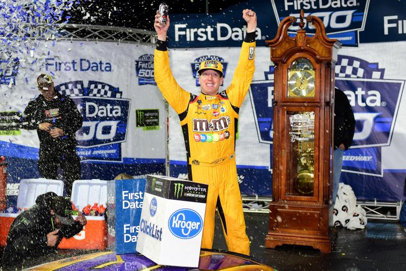 Kyle Busch se impone en Martinsville y se convierte en finalista!