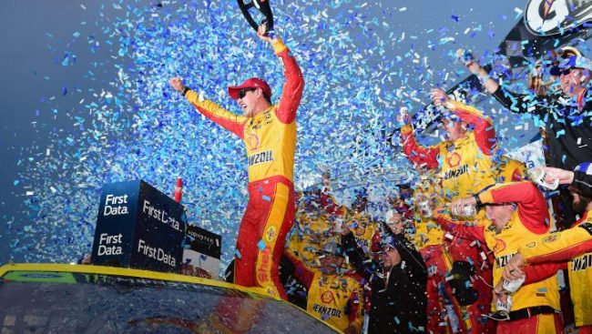 Joey Logano arrebata en Martinsville!