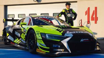 Valentino Rossi Deja el motociclismo, y presenta su auto de carreras con el que competira en 2022.