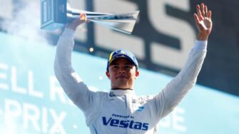 De Vries de moda en la pista de Fórmula E en Berlín.