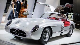 El Carro más caro de la historia hoy en día es el Mercedes-Benz 300 SLR Uhlenhaut Coupe.